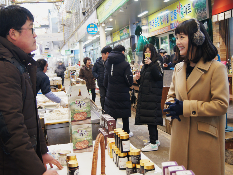 江原道でしか出会えない郷土色あふれる特産品を前に興味津々の中村さんです。